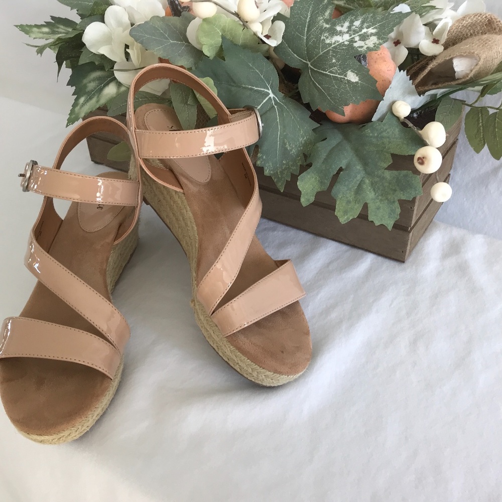 Beige patent leather wedge